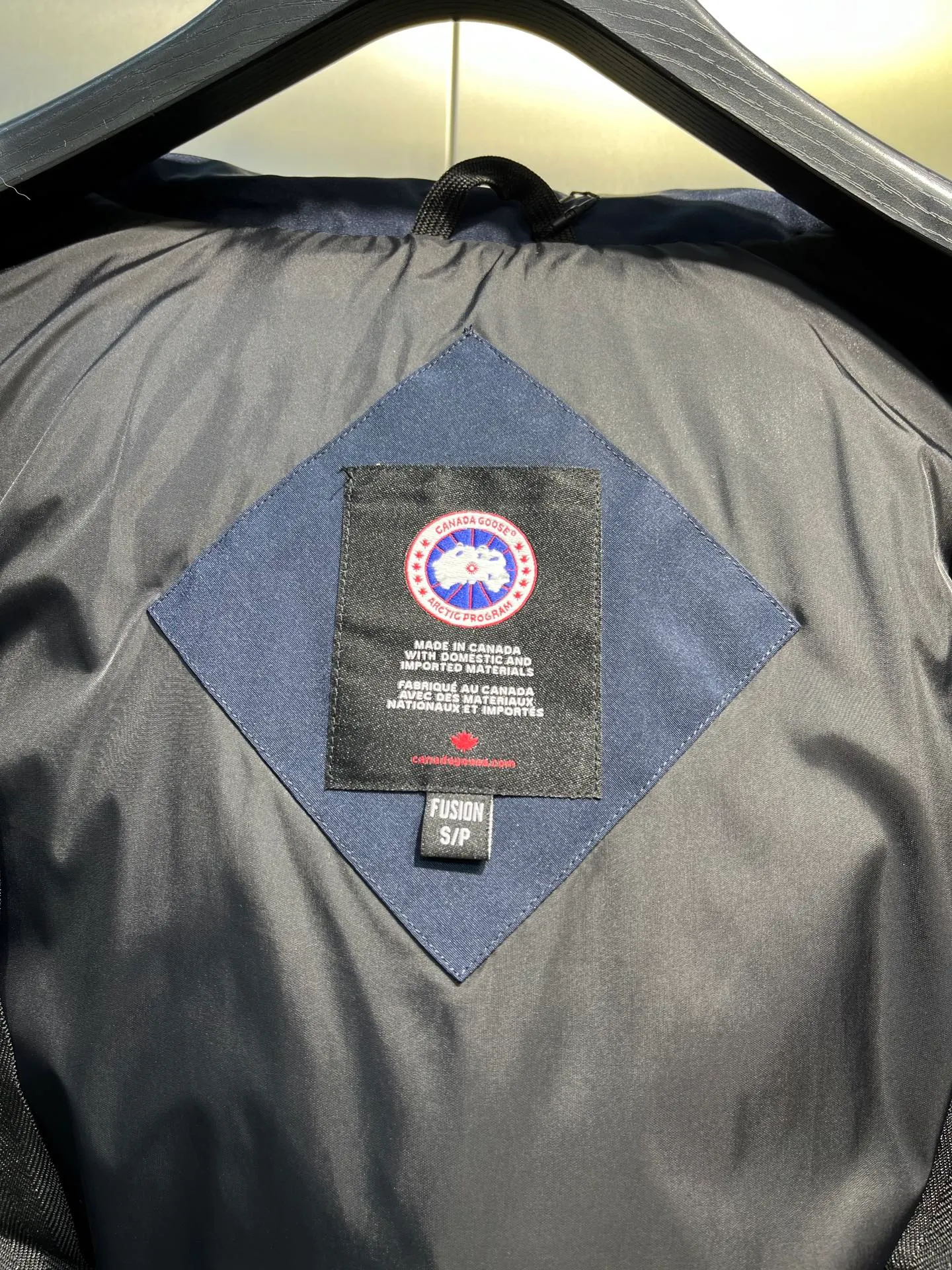 P840 Canada goose🌟 Canada Goose 07 models All in stock, 6 colors, I will never stop stocking this winter All original factory customization All details strictly required have been corrected since the beginning of this year Detachable fur collar! The workmanship and wiring are very straight! A big goose is enough for a winter. Size: 1. 90% white duck down from a conscientious manufacturer (some people brag about their own goose down, please search it on your own. Goose down is warmer and less fluffy than duck down, so good down jackets are all white duck down. There is no such thing as white goose down) 2. Upgraded fabrics with moderate hardness, waterproof, windproof and anti-fouling (Arctic Tech fabrics imported from South Korea are not comparable to fabrics dyed by some small workshops) 3. YKK No. 10 authentic zippers (Japanese customized YKK zipper, silky smooth, not stuck, officially designated) 4. Western Canadian wolf hair (Wolf hair is divided into eastern, central, and western. Western wolf hair is light in color, dense, and has good thermal insulation effect. It is the genuine Canada Goose grade) Let’s analyze and explain some details of the production 1. First, sew the liner and then fill it with down (some small factories and small workshops first fill it with down and then sew) Why? The technology is not up to par and the hardware conditions are not enough! ! ! For this step alone, we need to spend more time and money. 2. Filling the inner tank with down. We are all down filling machines to ensure that the down weight of each pill is the same. There is a video (small factory, small workshop is stuffed by hand). Why? The hardware conditions are not enough. A machine costs more than 100,000 yuan. Small factories simply cannot buy it. This means that the weight of the down in each liner cannot be guaranteed, and the warmth of high-end down jackets cannot be guaranteed. 3. For the needles of the sewing machine, we all use the top-notch No. 7 needles (small factories all use No. 10 needles). The finer the needle, the finer the needle eye, which reduces the risk of velvet and velvet running. 4. Wolf fur collar We are all spliced in whole or in large pieces (small factories mostly use broken pieces) The warmth retention of wolf fur is very good, but the splicing of scraps cannot guarantee the warmth. Color: Black, white, gray camouflage, sci-fi blue camouflage, green camouflage, sky blue, dark blue, cool gray, red. Professional Canada goose producers, we are enough this winter! We would like to sincerely thank everyone who buys our down jackets!  size：xs-xl